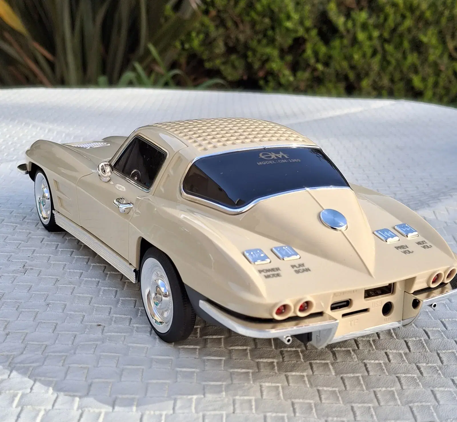 AUTO PARLANTE ViNtAgE Chevrolet Corvette Sting Ray Coupe (C2) Beige 3