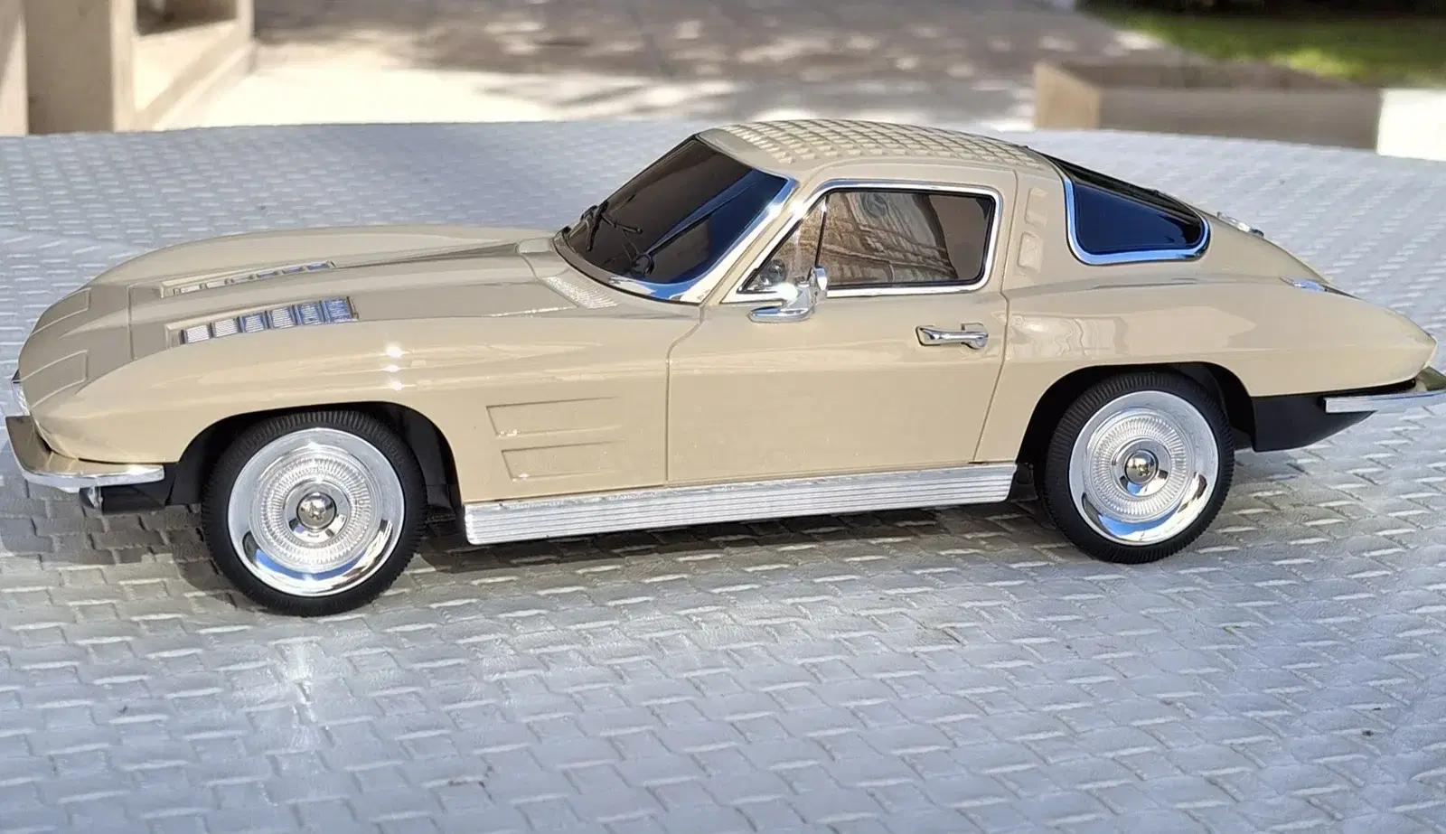AUTO PARLANTE ViNtAgE Chevrolet Corvette Sting Ray Coupe (C2) Beige